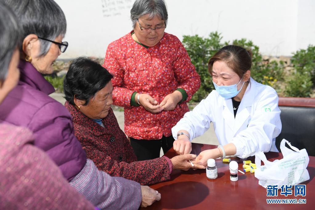 　　3月25日，環(huán)渚龍泉街道社區(qū)衛(wèi)生服務(wù)中心的醫(yī)生為老人做血糖檢測。　　浙江湖州吳興區(qū)環(huán)渚街道定期向金鎖村老年過渡房里的老人們送上健康服務(wù)，通過健康診斷、健身操、穴位按摩、資料宣傳等形式，對老人進行健康監(jiān)測、傳遞健康理念?！　⌒氯A社記者翁忻旸攝