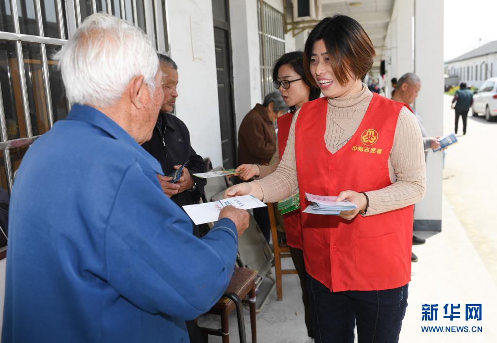 　　3月25日，環(huán)渚成人文化技術(shù)學(xué)校的老師向老人發(fā)放健康傳單。　　浙江湖州吳興區(qū)環(huán)渚街道定期向金鎖村老年過渡房里的老人們送上健康服務(wù)，通過健康診斷、健身操、穴位按摩、資料宣傳等形式，對老人進行健康監(jiān)測、傳遞健康理念?！　⌒氯A社記者翁忻旸攝