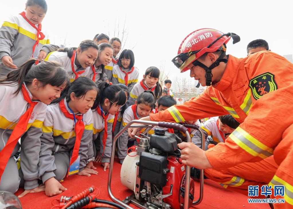 　　3月29日，河北省邯鄲市磁縣消防救援大隊(duì)隊(duì)員在磁縣崇文學(xué)校向?qū)W生介紹消防設(shè)備。　　當(dāng)日是全國中小學(xué)生安全教育日，河北省邯鄲市磁縣消防救援大隊(duì)聯(lián)合磁縣崇文學(xué)校開展“消防安全伴我行”主題安全教育活動，向?qū)W生普及消防安全知識，增強(qiáng)學(xué)生消防安全意識?！　⌒氯A社記者 朱旭東 攝