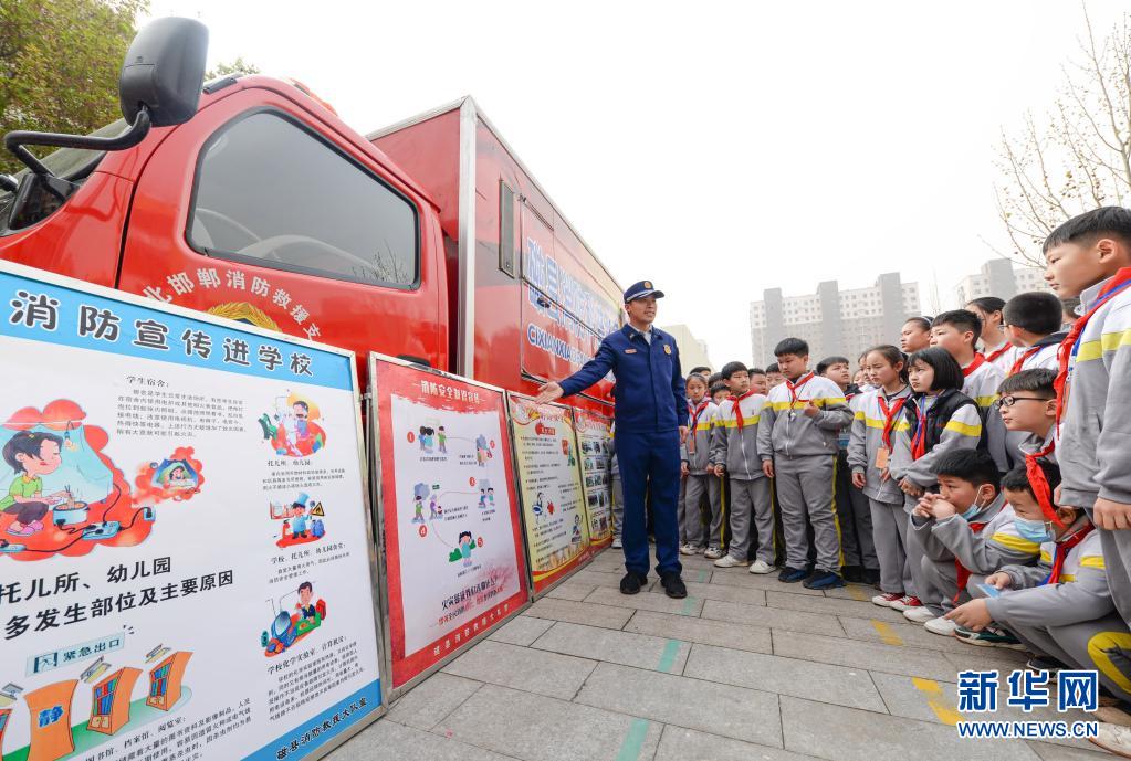 　　3月29日，河北省邯鄲市磁縣消防救援大隊(duì)隊(duì)員在磁縣崇文學(xué)校向?qū)W生講解消防安全知識?！　‘?dāng)日是全國中小學(xué)生安全教育日，河北省邯鄲市磁縣消防救援大隊(duì)聯(lián)合磁縣崇文學(xué)校開展“消防安全伴我行”主題安全教育活動，向?qū)W生普及消防安全知識，增強(qiáng)學(xué)生消防安全意識?！　⌒氯A社記者 朱旭東 攝