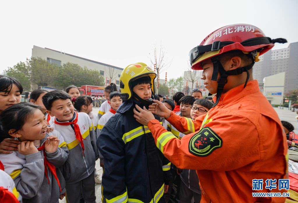 　　3月29日，河北省邯鄲市磁縣消防救援大隊(duì)隊(duì)員在磁縣崇文學(xué)校指導(dǎo)學(xué)生體驗(yàn)消防裝備?！　‘?dāng)日是全國中小學(xué)生安全教育日，河北省邯鄲市磁縣消防救援大隊(duì)聯(lián)合磁縣崇文學(xué)校開展“消防安全伴我行”主題安全教育活動，向?qū)W生普及消防安全知識，增強(qiáng)學(xué)生消防安全意識?！　⌒氯A社記者 朱旭東 攝