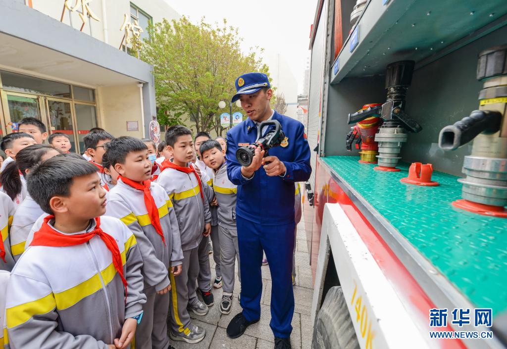 　　3月29日，河北省邯鄲市磁縣消防救援大隊(duì)隊(duì)員在磁縣崇文學(xué)校向?qū)W生介紹消防裝備。　　當(dāng)日是全國中小學(xué)生安全教育日，河北省邯鄲市磁縣消防救援大隊(duì)聯(lián)合磁縣崇文學(xué)校開展“消防安全伴我行”主題安全教育活動，向?qū)W生普及消防安全知識，增強(qiáng)學(xué)生消防安全意識?！　⌒氯A社記者 朱旭東 攝