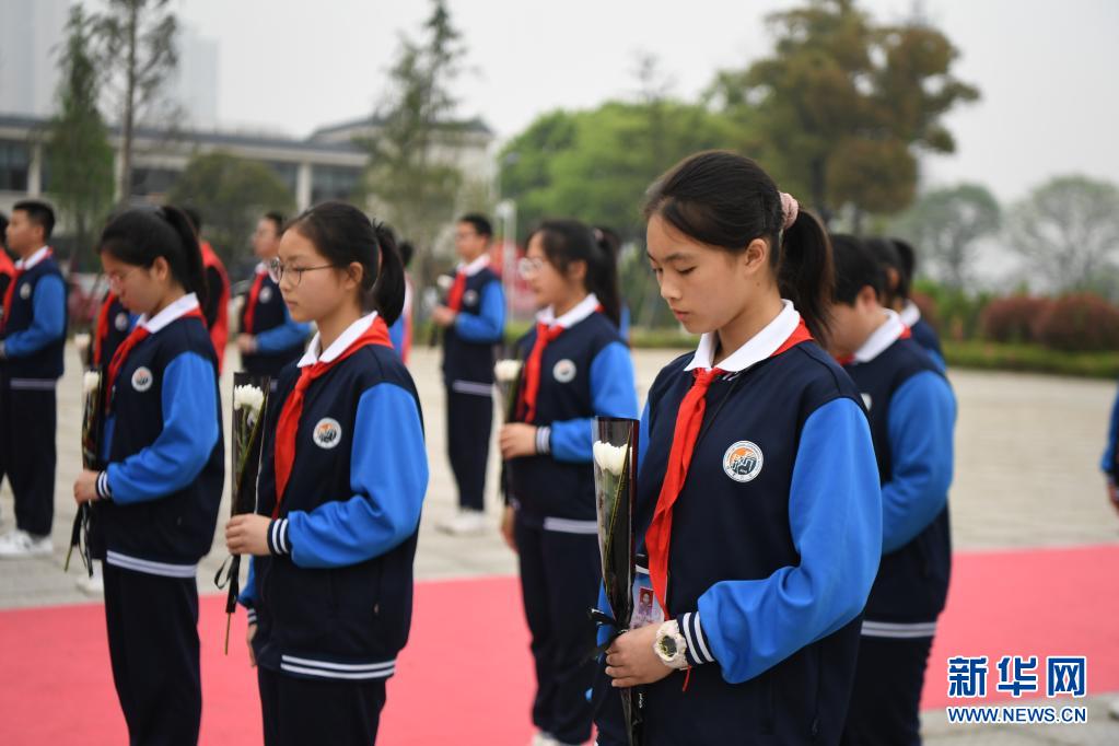 　　3月30日，長沙市長郡天心實(shí)驗(yàn)學(xué)校學(xué)生在湖南革命陵園烈士紀(jì)念碑前緬懷英烈?！　‘?dāng)日，在湖南省長沙市，共青團(tuán)長沙市天心區(qū)委員會、天心區(qū)青年志愿者協(xié)會組織學(xué)生、志愿者來到湖南革命陵園祭掃烈士墓，表達(dá)對烈士的深切緬懷之情。　　新華社記者 薛宇舸 攝