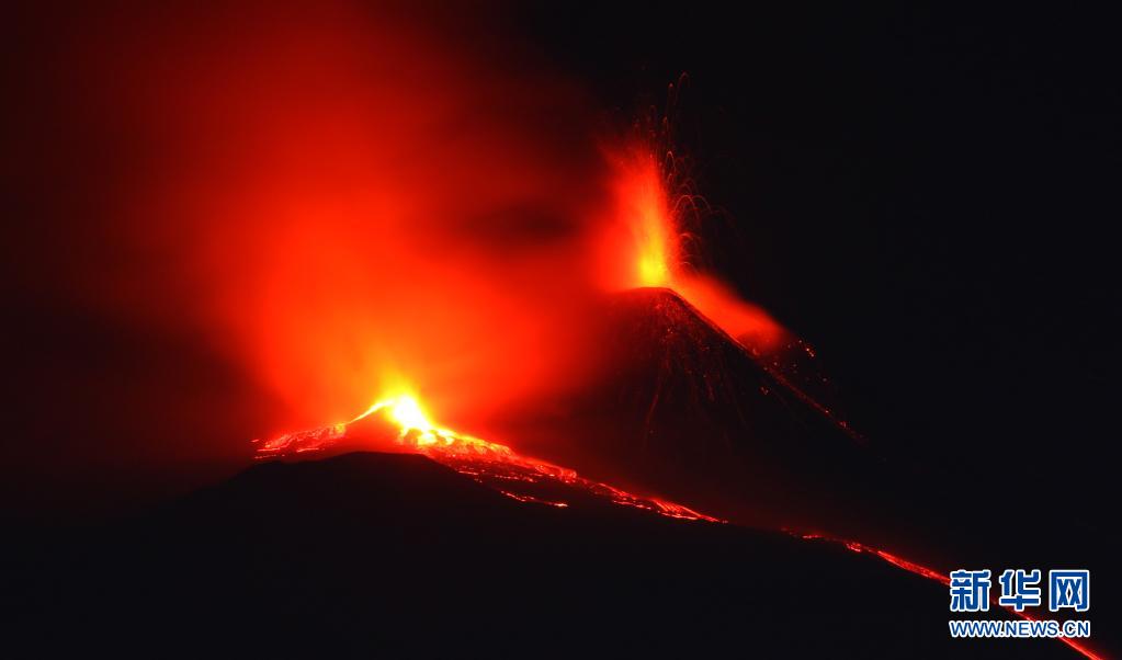 　　這是3月31日在意大利西西里島拍攝的正在噴發(fā)的埃特納火山?！　“Ｌ丶{火山是歐洲最高活火山，也被認為是地球上最活躍的火山之一?！　⌒氯A社發(fā)