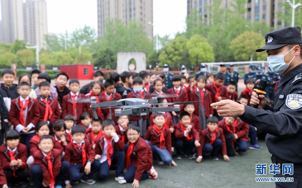 　　4月14日，合肥市公安局特巡警支隊(duì)一大隊(duì)的警官給學(xué)生們介紹無(wú)人機(jī)在警務(wù)安全中的應(yīng)用?！　‘?dāng)日，安徽省合肥市濱湖世紀(jì)社區(qū)聯(lián)合公安、消防等部門(mén)在屯溪路小學(xué)濱湖校區(qū)開(kāi)展全民國(guó)家安全教育日主題活動(dòng)，增強(qiáng)師生們的安全意識(shí)?！　⌒氯A社記者 曹力 攝