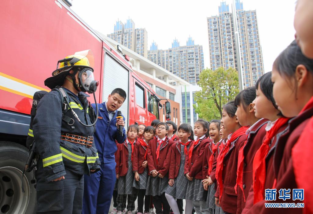 　　4月14日，合肥市消防救援支隊(duì)塘西河消防救援站的消防工作人員向?qū)W生們介紹消防安全知識(shí)?！　‘?dāng)日，安徽省合肥市濱湖世紀(jì)社區(qū)聯(lián)合公安、消防等部門(mén)在屯溪路小學(xué)濱湖校區(qū)開(kāi)展全民國(guó)家安全教育日主題活動(dòng)，增強(qiáng)師生們的安全意識(shí)?！　⌒氯A社記者 曹力 攝