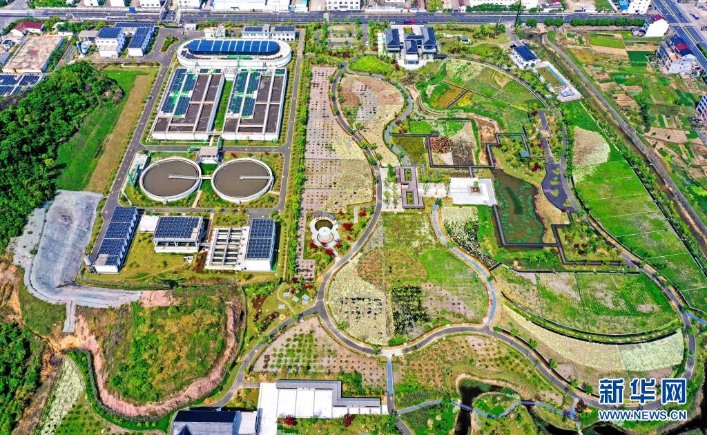 　　4月19日拍攝的浙江省臺州市仙居縣污水處理廠（無人機照片）?！　≌憬∠删涌h把污水處理廠附近的湖灘改造成為公園，栽種了多種凈水植物，讓公園綠意盎然，成為居民休閑放松的好去處。新華社發(fā)（王華斌 攝）