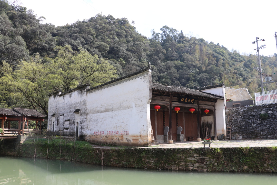 江西深山發(fā)現(xiàn)中國(guó)最圓的古村，為千年前南唐國(guó)師建造，遠(yuǎn)看似八卦