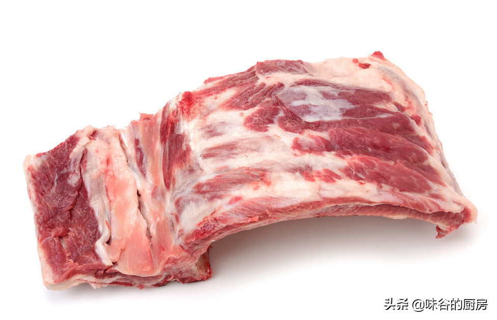買排骨時(shí)，別只會(huì)挑肉多的，牢記4個(gè)技巧，挑得排骨新鮮又好吃