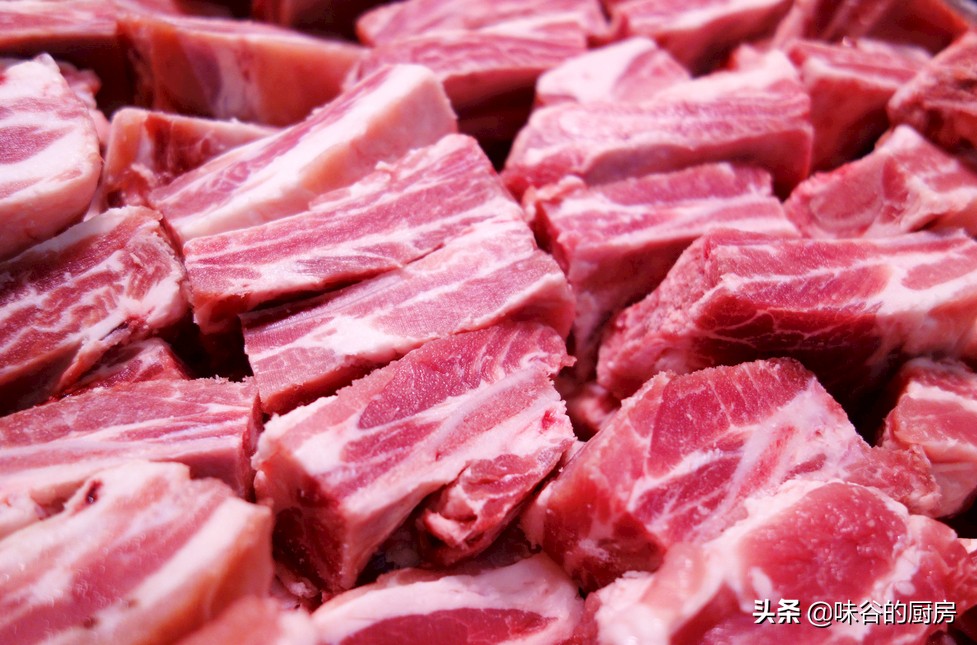 買排骨時(shí)，別只會(huì)挑肉多的，牢記4個(gè)技巧，挑得排骨新鮮又好吃