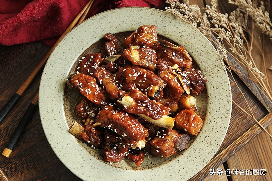 買排骨時(shí)，別只會(huì)挑肉多的，牢記4個(gè)技巧，挑得排骨新鮮又好吃