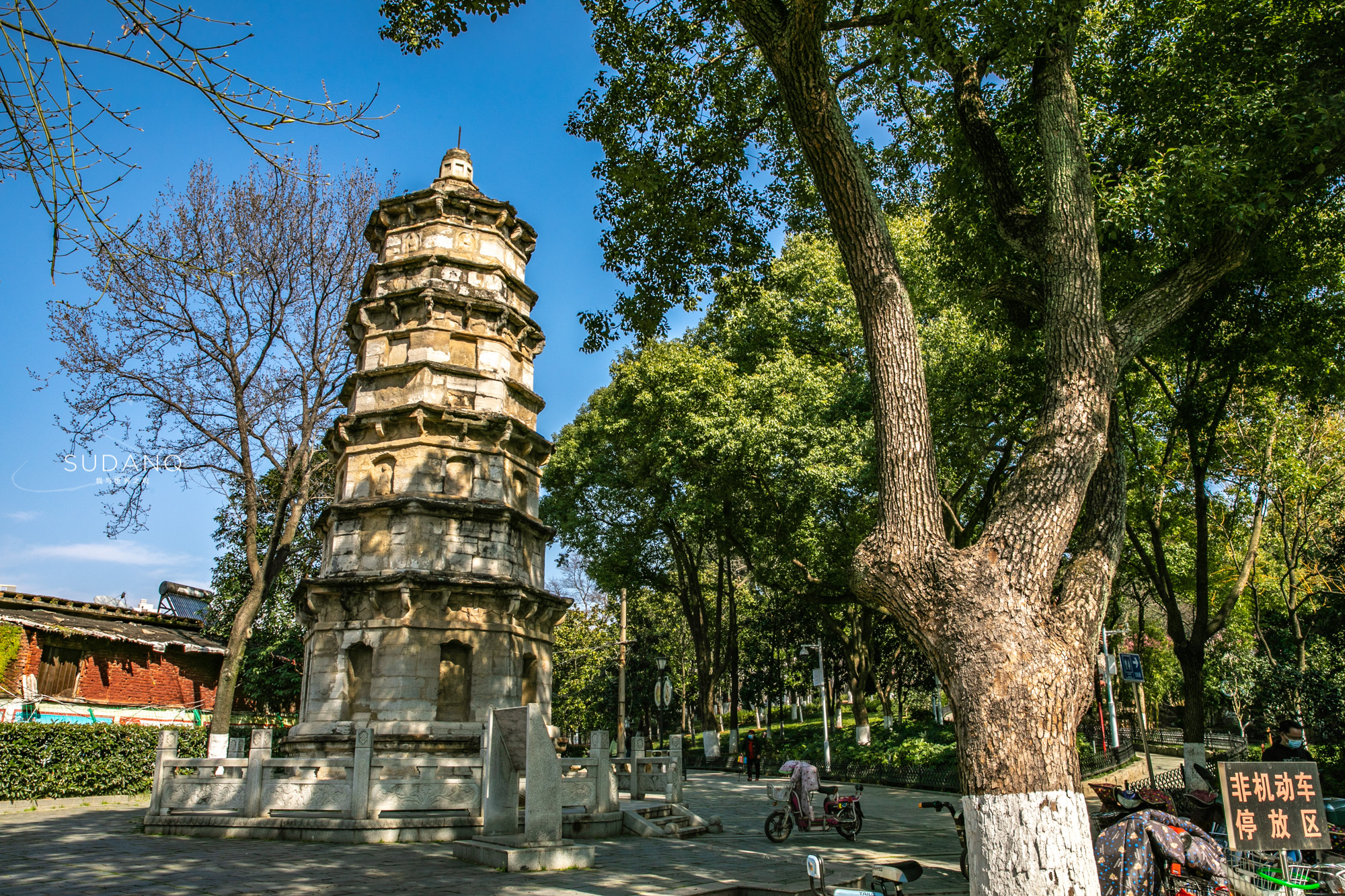 武漢這座古塔相傳是“鎮(zhèn)龍”之物、沒有影子，“江南龍脈”有玄機(jī)