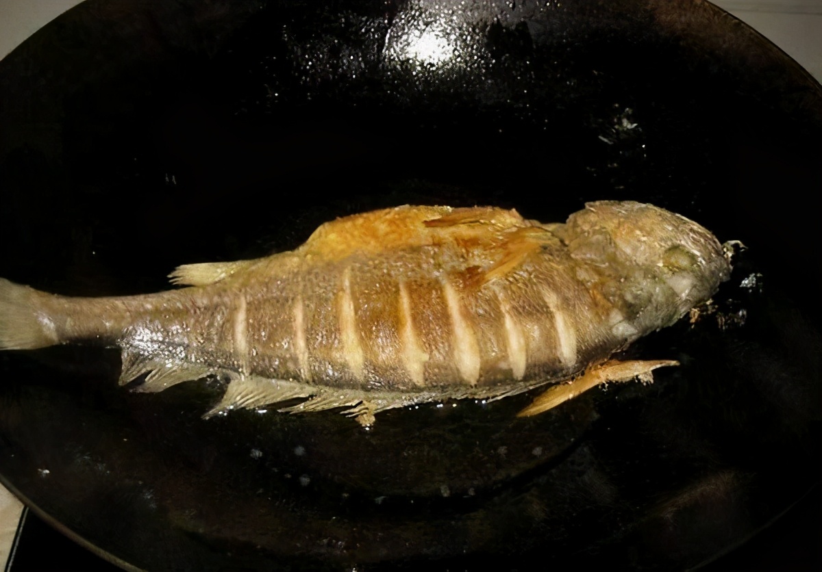 無論煎什么魚，只需牢記這幾點，保證魚不粘鍋不破皮，值得收藏
