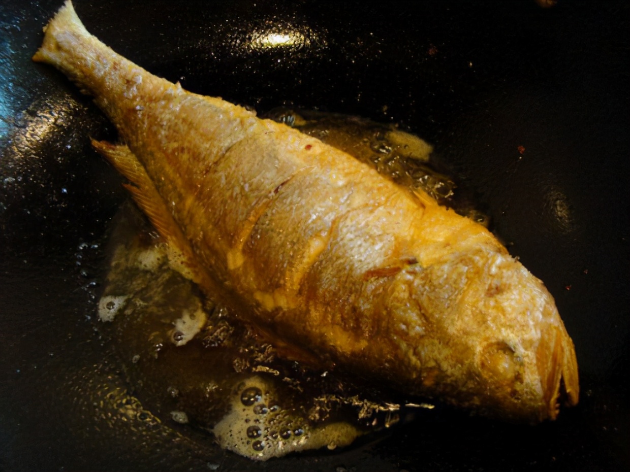 無論煎什么魚，只需牢記這幾點，保證魚不粘鍋不破皮，值得收藏